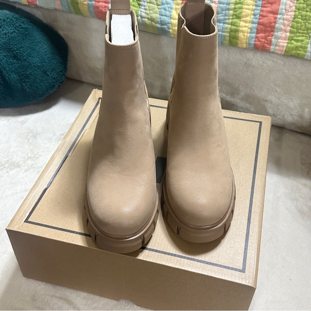 Mia (NEW IN BOX) Boots